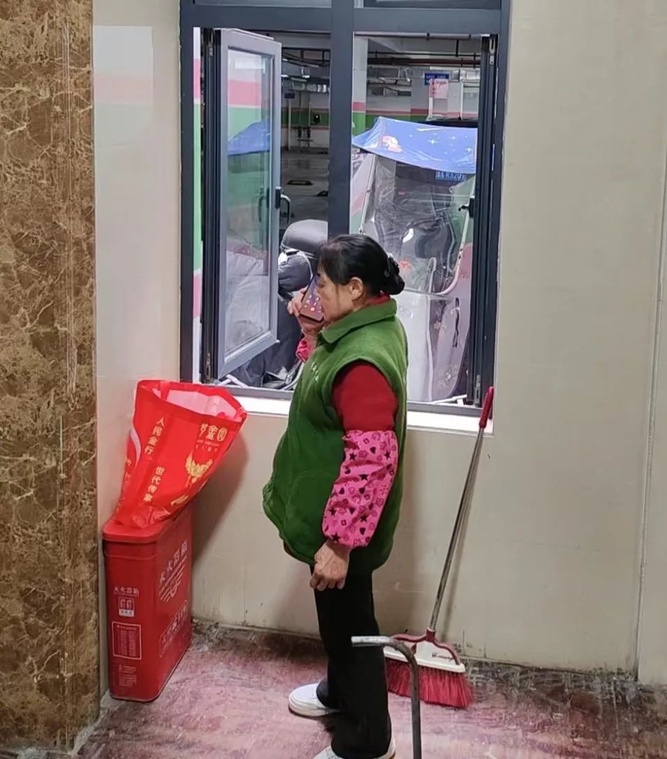 DƬ